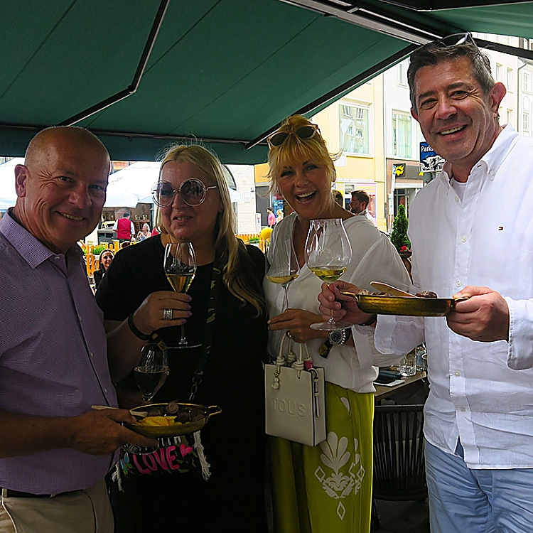 In bester Feierlaune auf der Little-London-Terrasse (v. l.): Gründer Thomas Hirschberger, die Wirtinnen Sonja Kerkez und Dana Baehr sowie Hotelier Martin Stürzer. Foto: Annette Baronikians