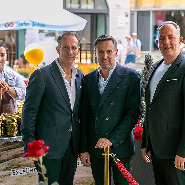 Seit zehn Jahren ein Erfolgstrio: Mario Pargger (2. v. r.) mit seinen Betriebsleitern Niko Karathanasis (r.) und Denis Thoms. Giulio Fichera (l.) von Albers sorgte für fleischliche Gourmetgenüsse. Foto: Gerd Höllering