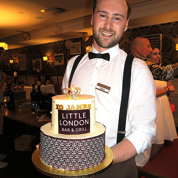 Happy Birthday! Zu später Stunde wurde Little-London-Chef Mario Pargger mit einer großen Geburtstagstorte überrascht – überreicht von seinem jüngeren Bruder Daniel. Foto: Annette Baronikians
