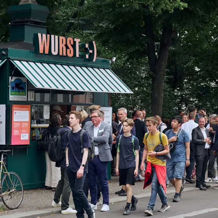 Rund 370 Gäste aus dem Bundestag und den Bundesministerien konnte die DZG in diesem Jahr bei ihrer zweistündigen Streetfood-Aktion begrüßen.