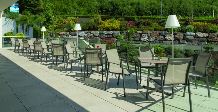 Modernes Design gepaart mit Qualität: der Sessel GENF von KARASEK. Foto: KARASEK