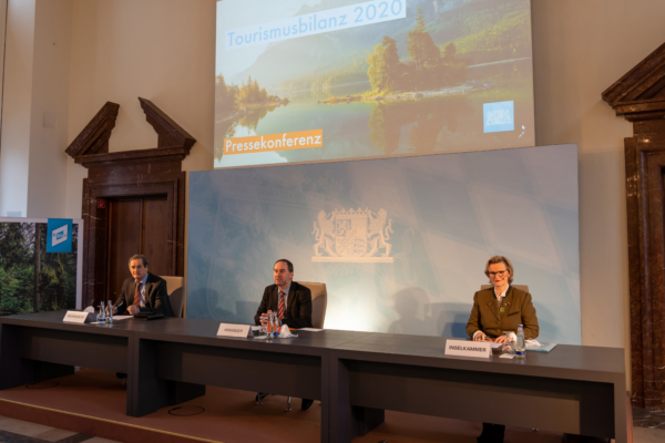 Heute wurde die Tourismusbilanz 2020 präsentiert(v. l.): Alois Brundobler, Vorsitzender des Bayerischen Heilbäder-Verbandes, Hubert Aiwanger, Bayerns Wirtschafts- und Tourismusminister, und Angela Inselkammer, Präsidentin des Bayerischen Hotel- und Gaststättenverbandes DEHOGA Bayern. Foto: StMWiE / Neureuther