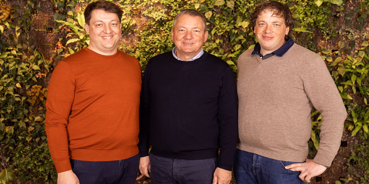 Wechsel in der Geschäftsführung: Firmengründer Peter Riegel (Mitte) übergibt die Leitung an seinen Sohn Felix Riegel (links). Sohn Florian Riegel unterstützt im Leitungsteam als Koordinator für Zukunftsfragen. Foto: Riegel Bioweine 
