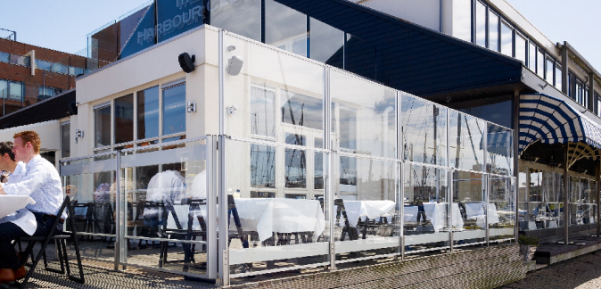 Windschutz mit höhenverstellbaren Schiebefenstern von der Fa. LAMBERT. Foto: LAMBERT