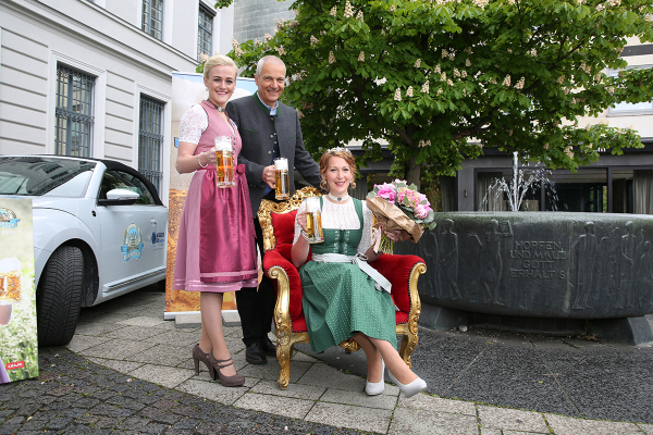 Die Bayerischen Bierköniginnen Vroni Ettstaller (2019-2021) und Sarah Jäger (2021/2022) mit BBB-Vize-Präsident Dr. Michael Möller. Fotos: Bayerischer Brauerbund e.V.